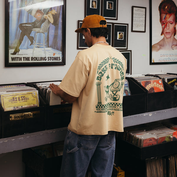 BEST FRIENDS RECORD PLAYER TEE (BEIGE)